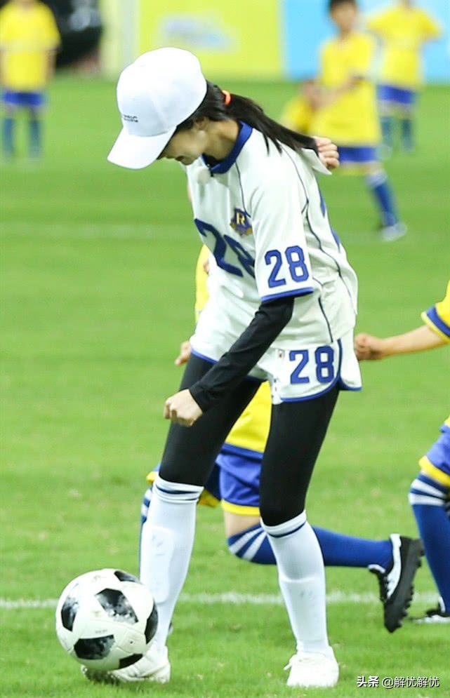真是服了杨颖，穿“死亡白袜”和小孩踢足球，腿却跟小孩的一样细