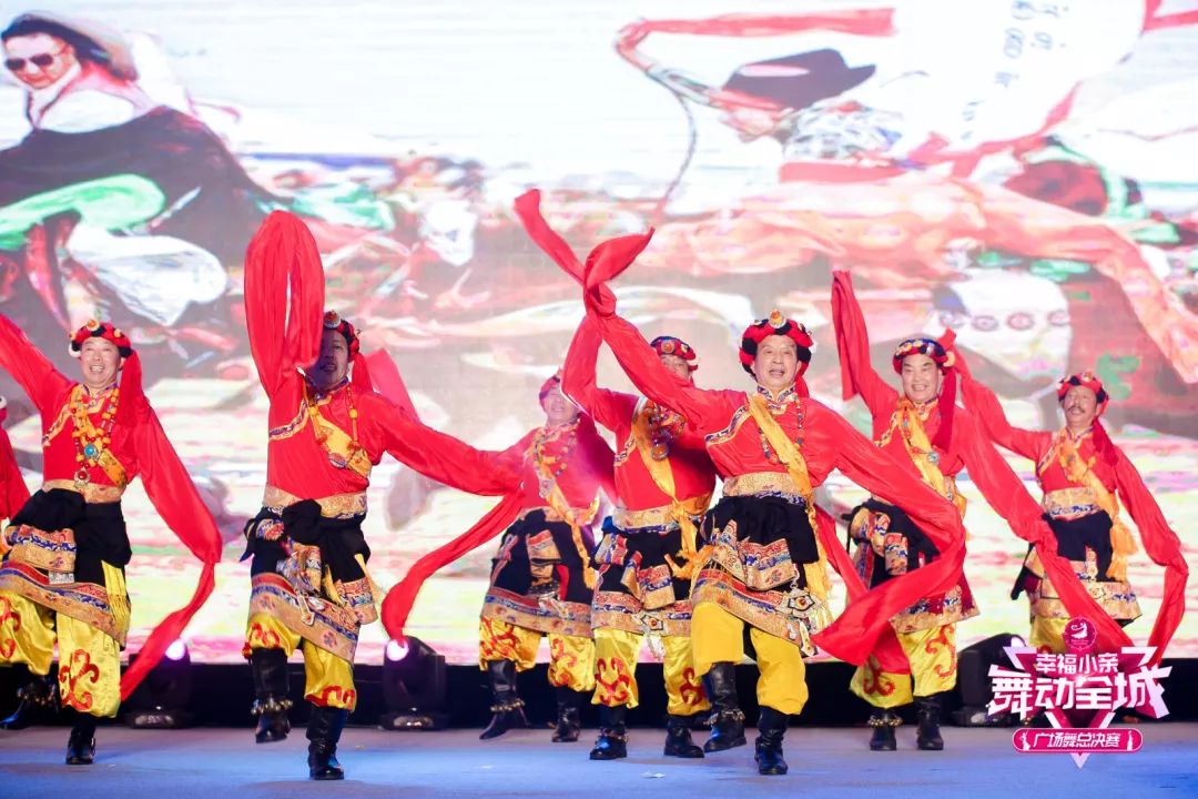 大妈们参加广场舞比赛,春晚广场舞比赛