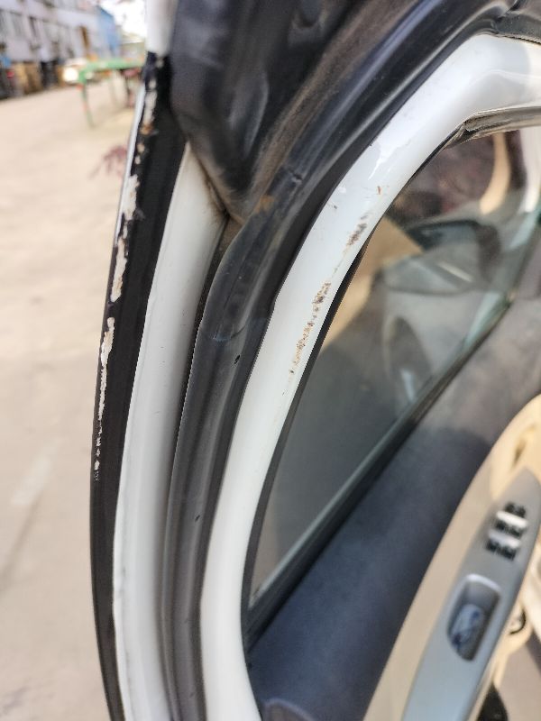 车钥匙被锁后备箱开锁,车钥匙锁到后备箱里有办法开吗