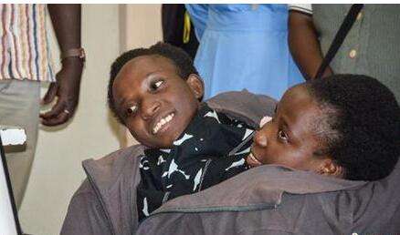 还记得当年的双胞胎么,双胞胎坐骨连体成功分离11年