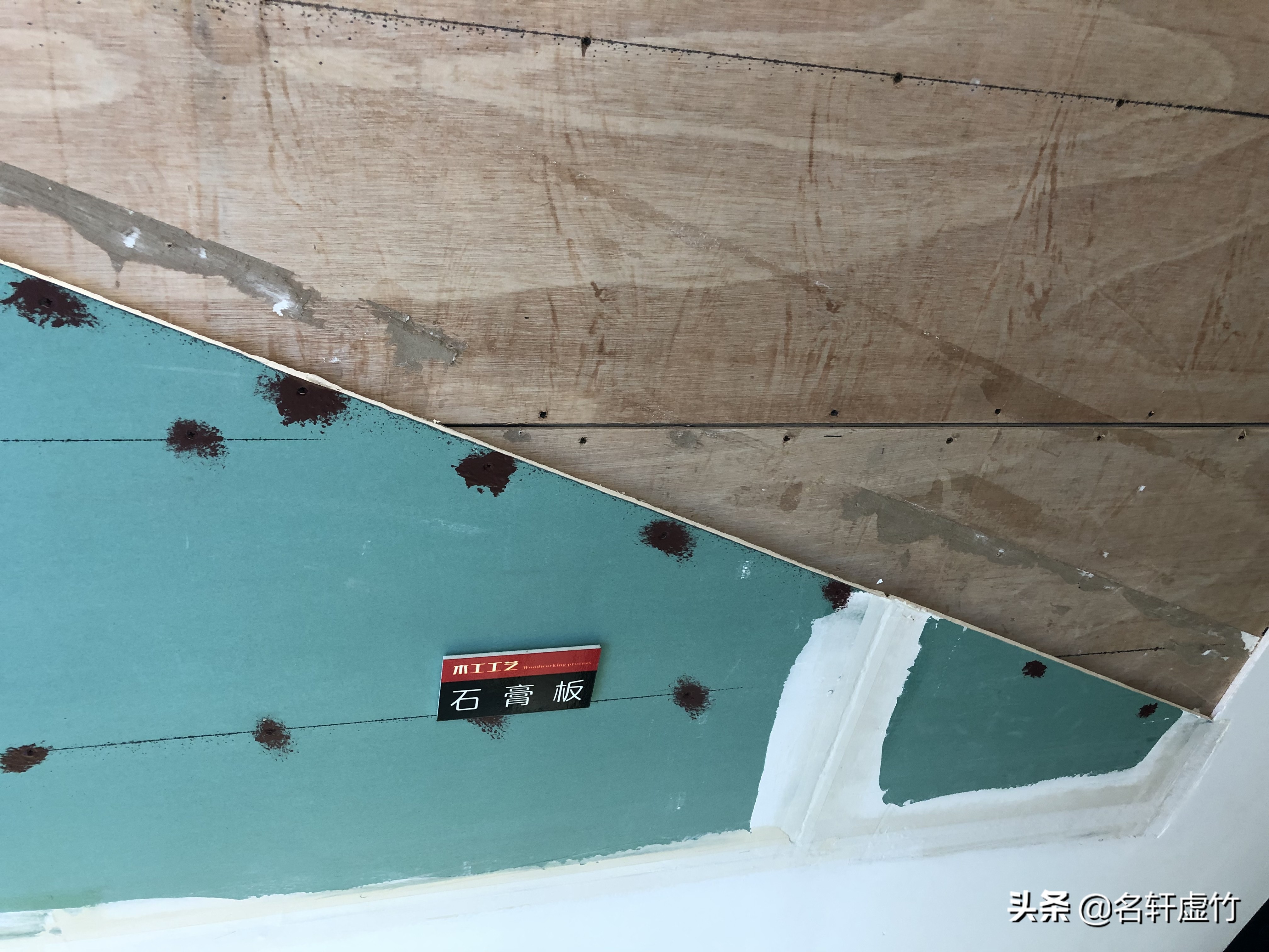 天花板发霉发潮掉墙皮该怎么处理,天花板发霉空鼓起皮什么原因