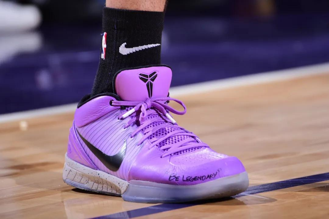 布克总决赛上脚球鞋,2021nba总决赛布克穿的球鞋