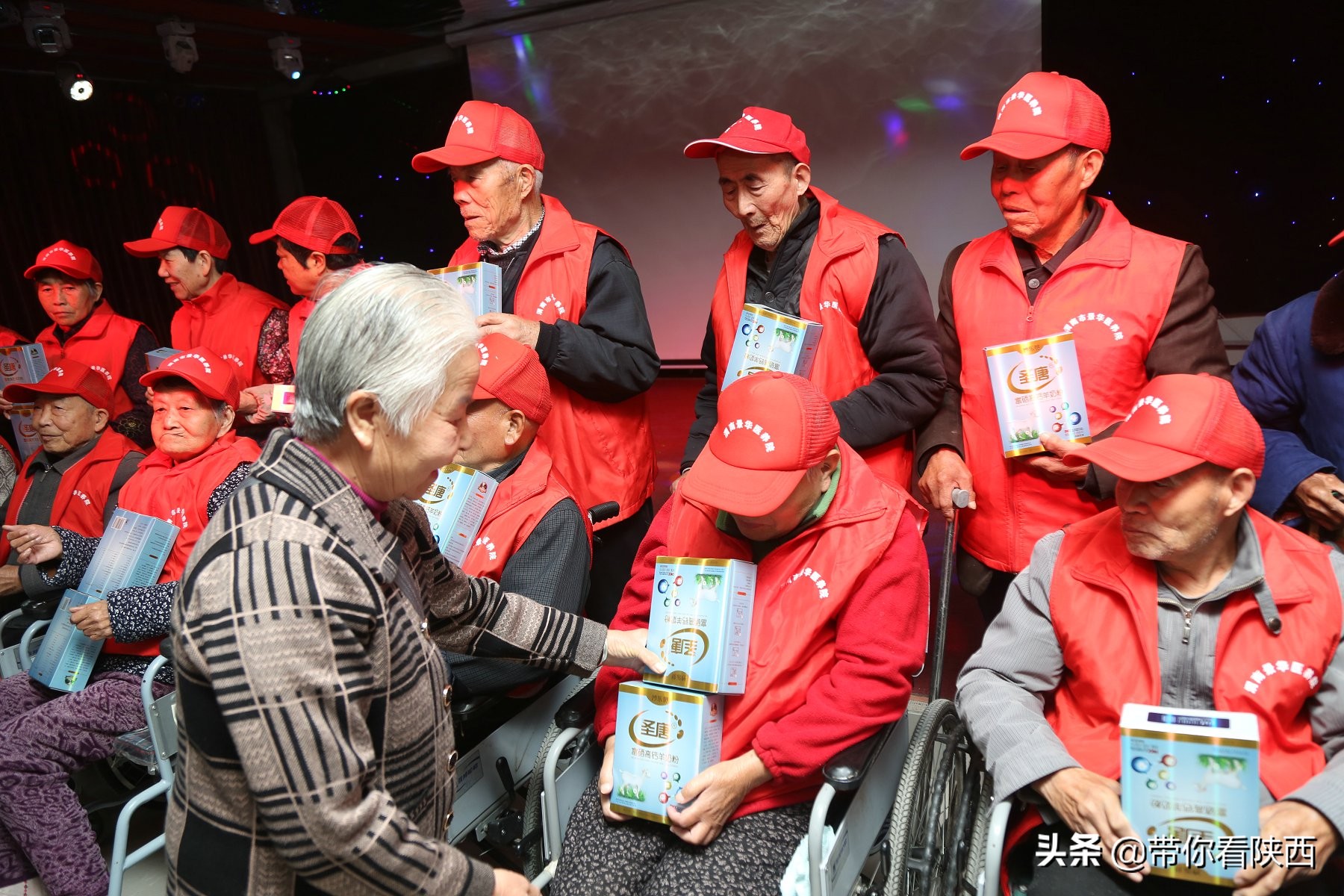 谷泽天下生态农场走进渭南市景华医养院举办重阳节爱心慰问活动