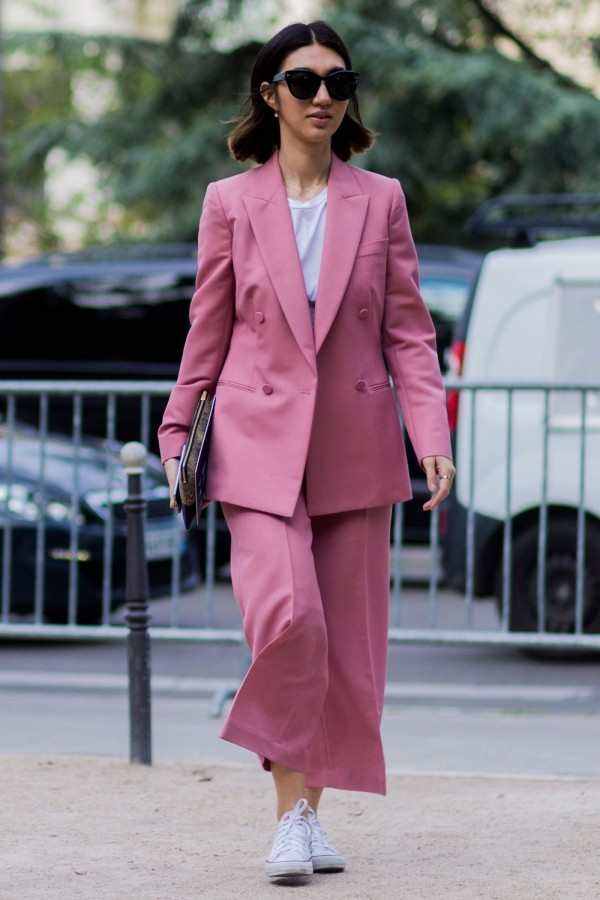 中年女人喜欢粉色衣服,中年女士穿搭颜色技巧