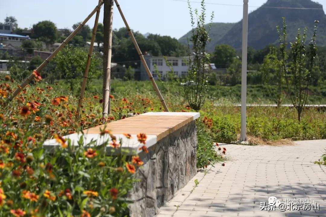 废弃的矿山正在改造成为一座公园,废弃矿坑改造成美丽公园