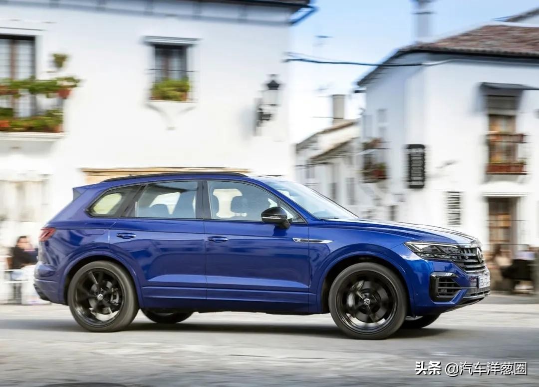 宝马换新车标了！蓝天白云帅炸，以后黑白标只代表低端宝马车主？