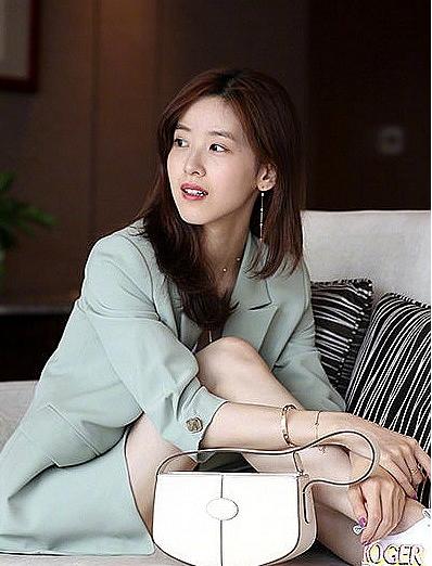 39岁梅根与小12岁章泽天真默契，同款卡地亚手镯美出不同气质