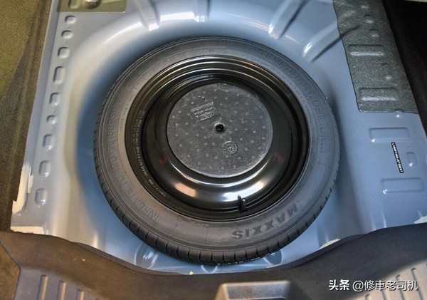 新车后备箱异味大怎么回事,车内后备箱垫子异味严重怎么解决