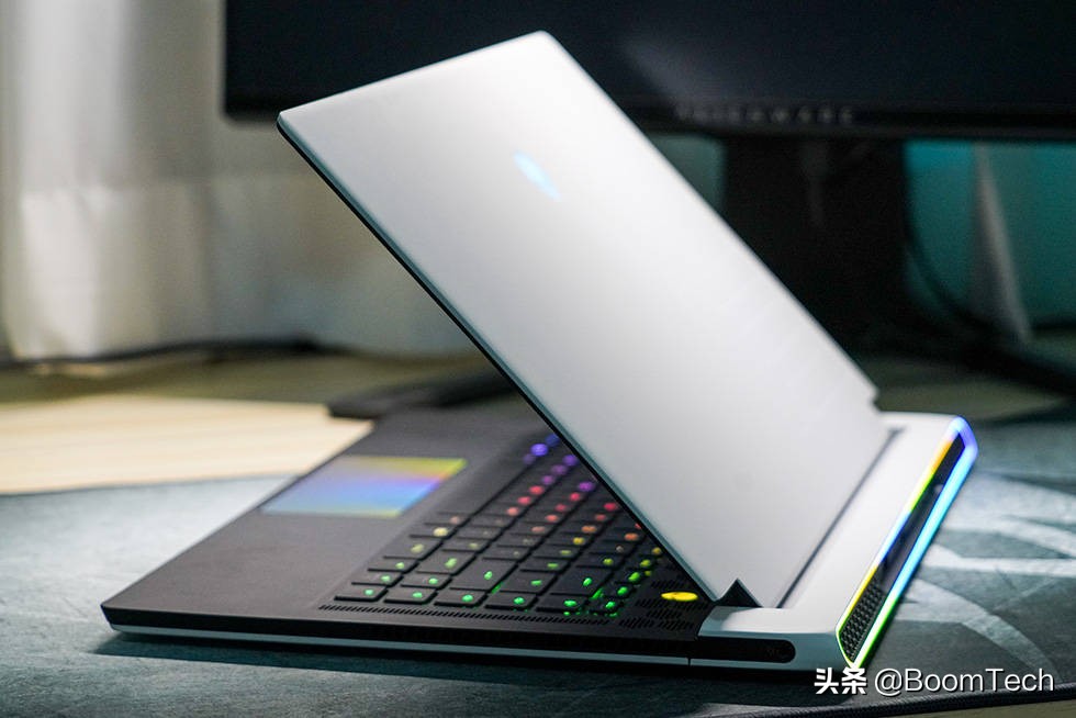 将4只风扇塞入厚度仅有16mm的纤薄游戏本内聊聊Alienwarex15R1