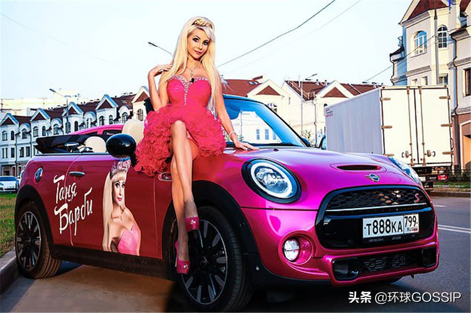 俄罗斯妈妈花105万元整容,过着“全职芭比娃娃的生活”