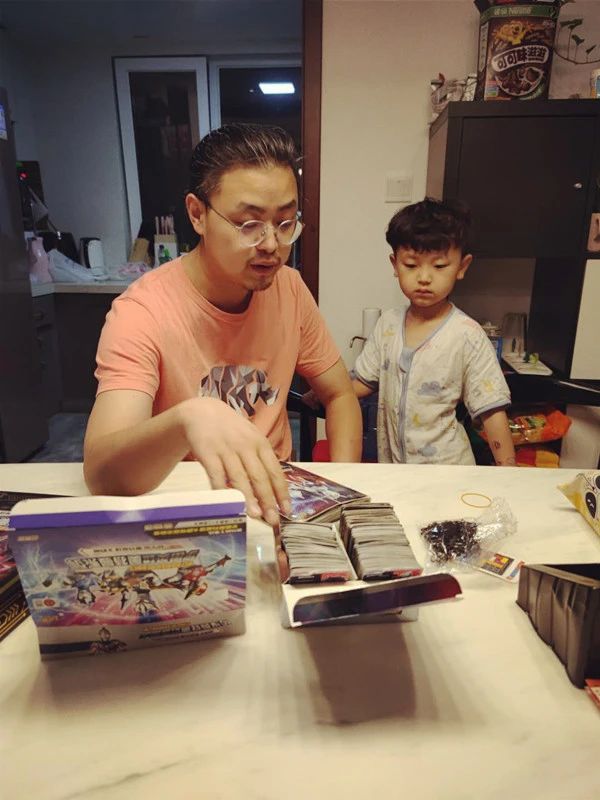 奥特曼卡片是买传奇好还是黑钻好,奥特曼卡片到底该不该给小孩买