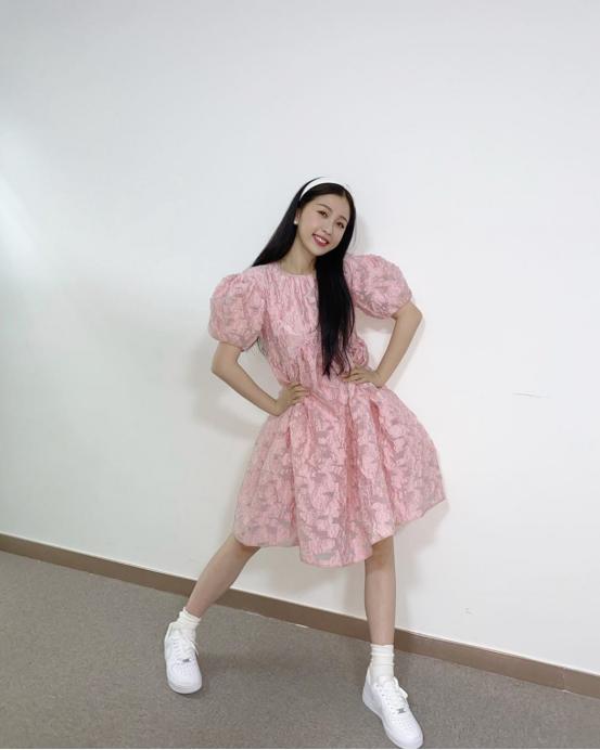 马卡龙穿搭虞书欣,虞书欣蓝色大衣穿搭