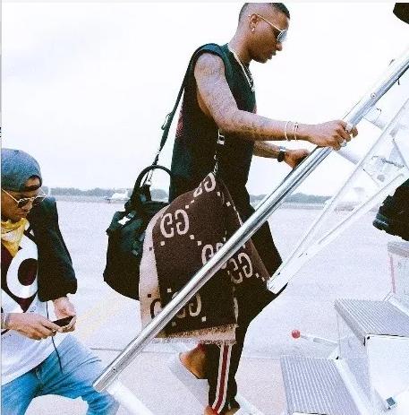 国外富二代圣诞集体炫富：私人飞机只是入门水平，奢侈品堆满全身