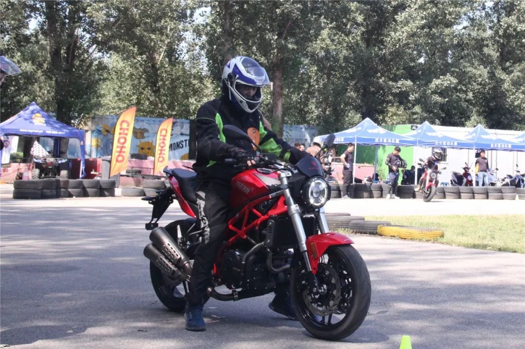 骑摩托去参加摩博会,赛科龙摩博会试驾视频