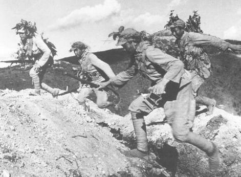 老红军嫌官小，扒开衣服让毛主席看伤疤，毛主席：我不识数