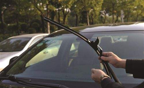 汽车雨刮器工作时听见继电器响,汽车雨刮器响声什么原因