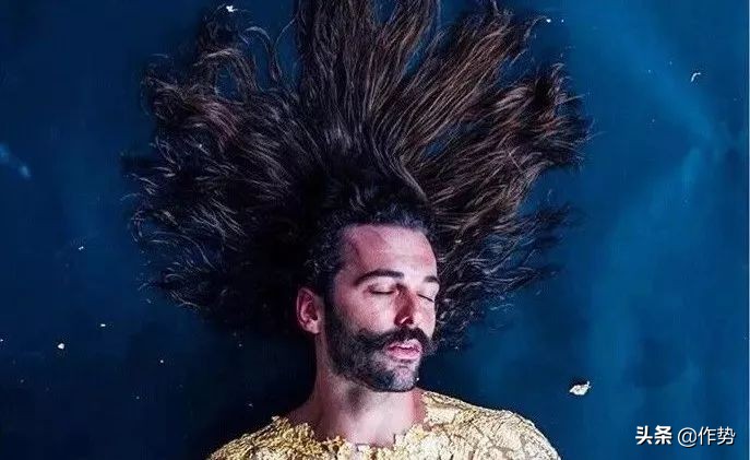 这位大胡子男人，穿起裙子来竟然比女生和还要合适？！