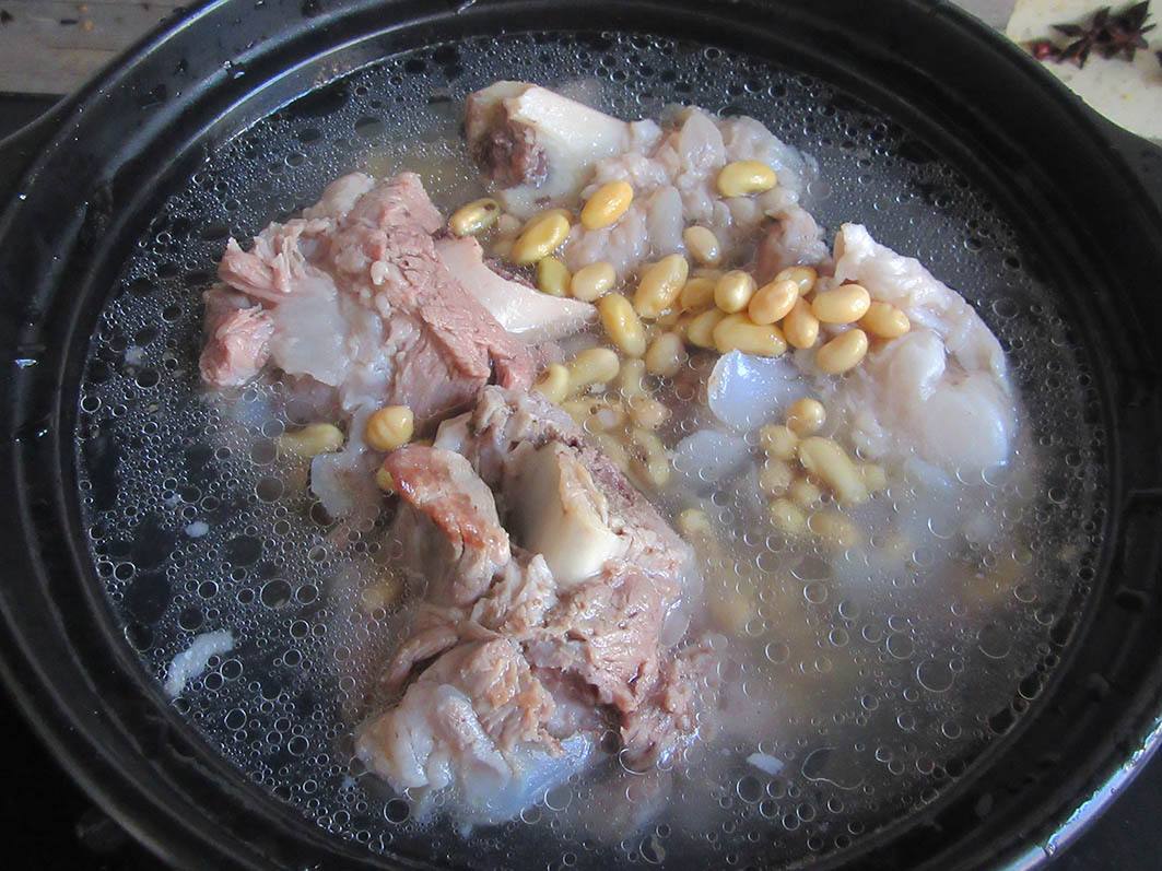 炖骨头汤到底要不要焯水,炖骨头汤为什么会有浮沫