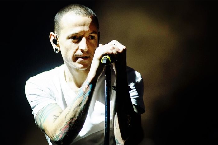 男子恋物癖令女友崩溃，穿女性内衣和袜子，只因小时候受到虐待