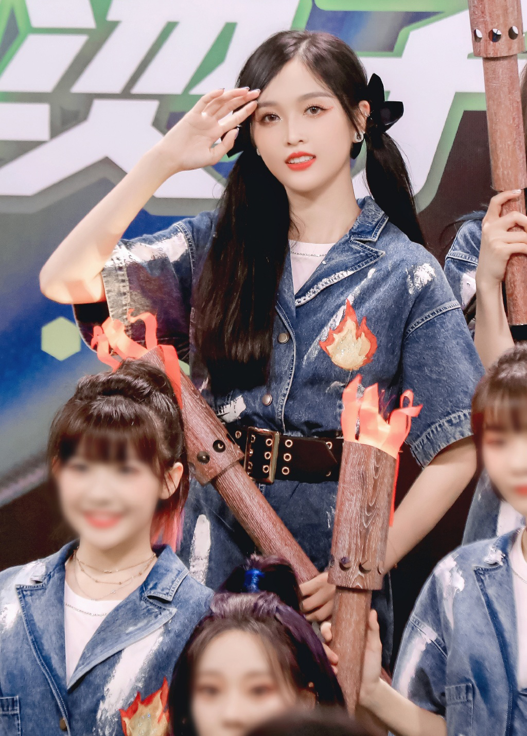 吴宣仪跳舞蝴蝶结短裙,吴宣仪穿粉色西装加粉色短裤