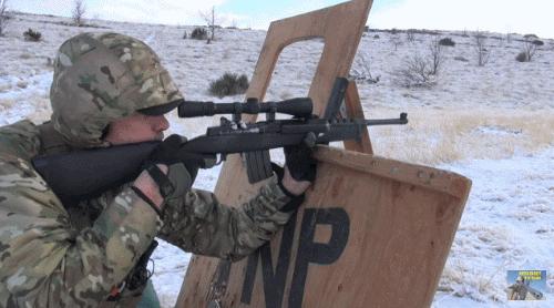 别看这枪叫“迷你”，实际很凶，FBI都吃了大亏8人被打的抬不起头