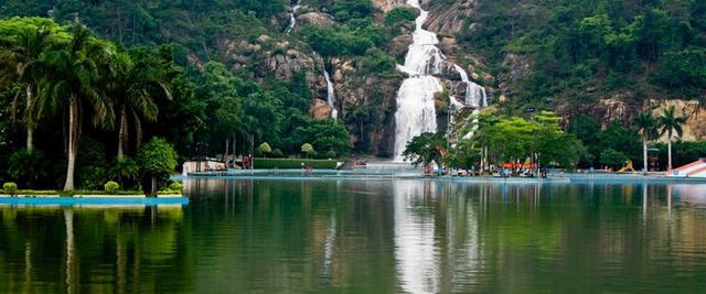 广州游山玩水：芙蓉山层峦叠翠，瀑布飞流直下。自然风光优美怡人