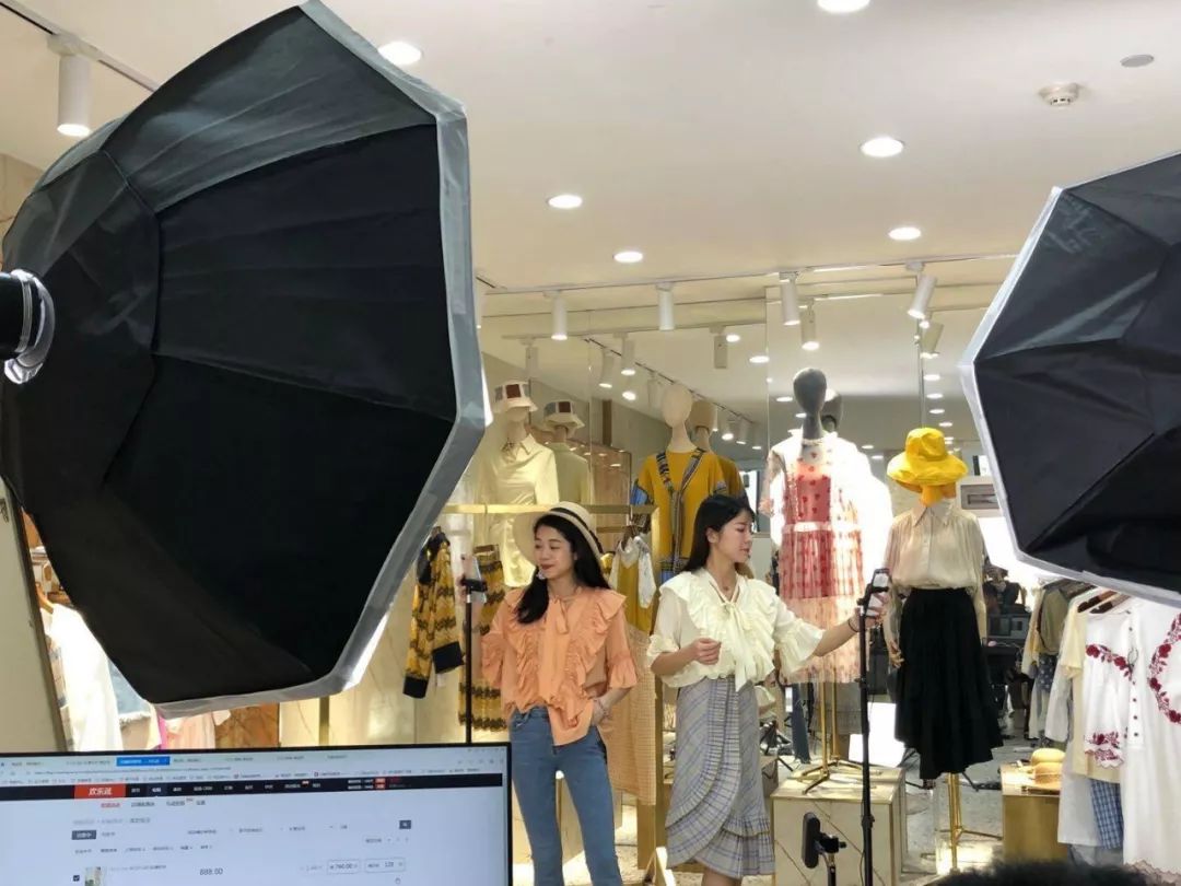 抱紧李佳琦，带货赚钱才是正经事|深氪