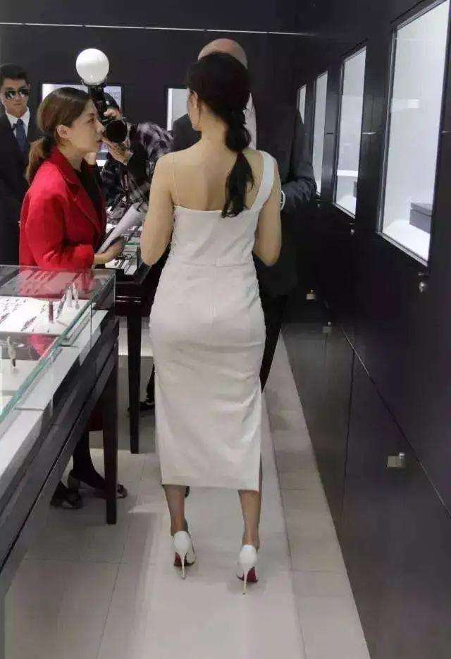 杨幂的腿比筷子腿更美,杨幂的腿型好看吗