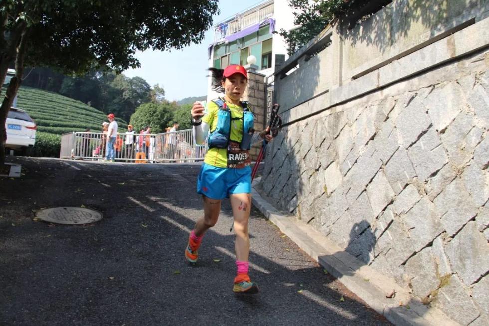 这三个跑步女神太牛了！连续26小时，在杭州西湖的群山里跑了100+公里