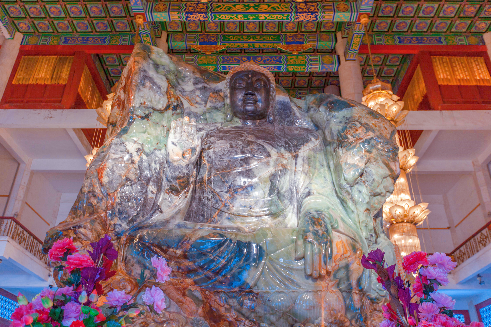 辽宁“井中王”玉石，重量超260吨，被大师雕刻成“双面玉佛”