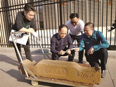 明代万绿湖刻石,河边钓鱼发现古碑