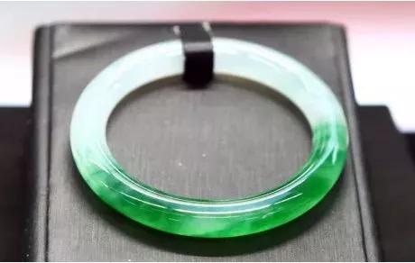 怎么买玉镯才能不会被坑,你的翡翠手镯买亏了吗