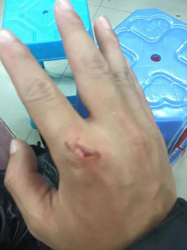 外卖小哥帮人报警怎么处理,外卖单惊现报警求助