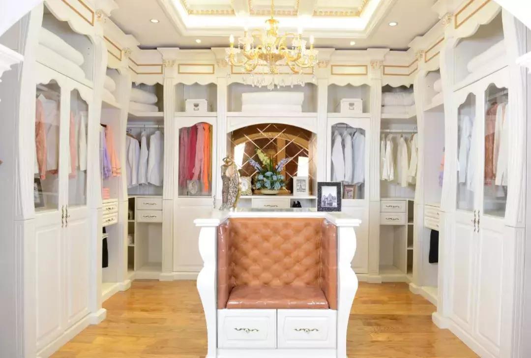 华日家居荣膺新浪家居“2018年度消费者信赖品牌”