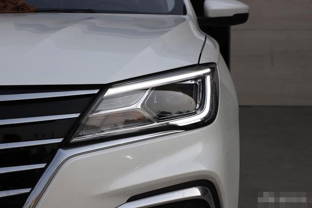 荣威ei5新款,荣威ei5智联版和豪华版有什么区别