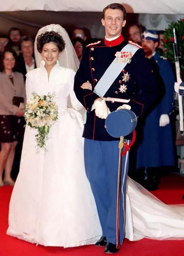 全球最帅王子18岁净身出户，上海打工赚钱：生来是王子，太惨了