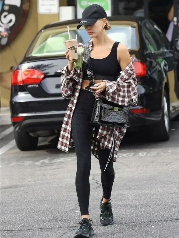 黑色宽松直筒瑜伽裤搭配,夏季小个子流行的瑜伽裤