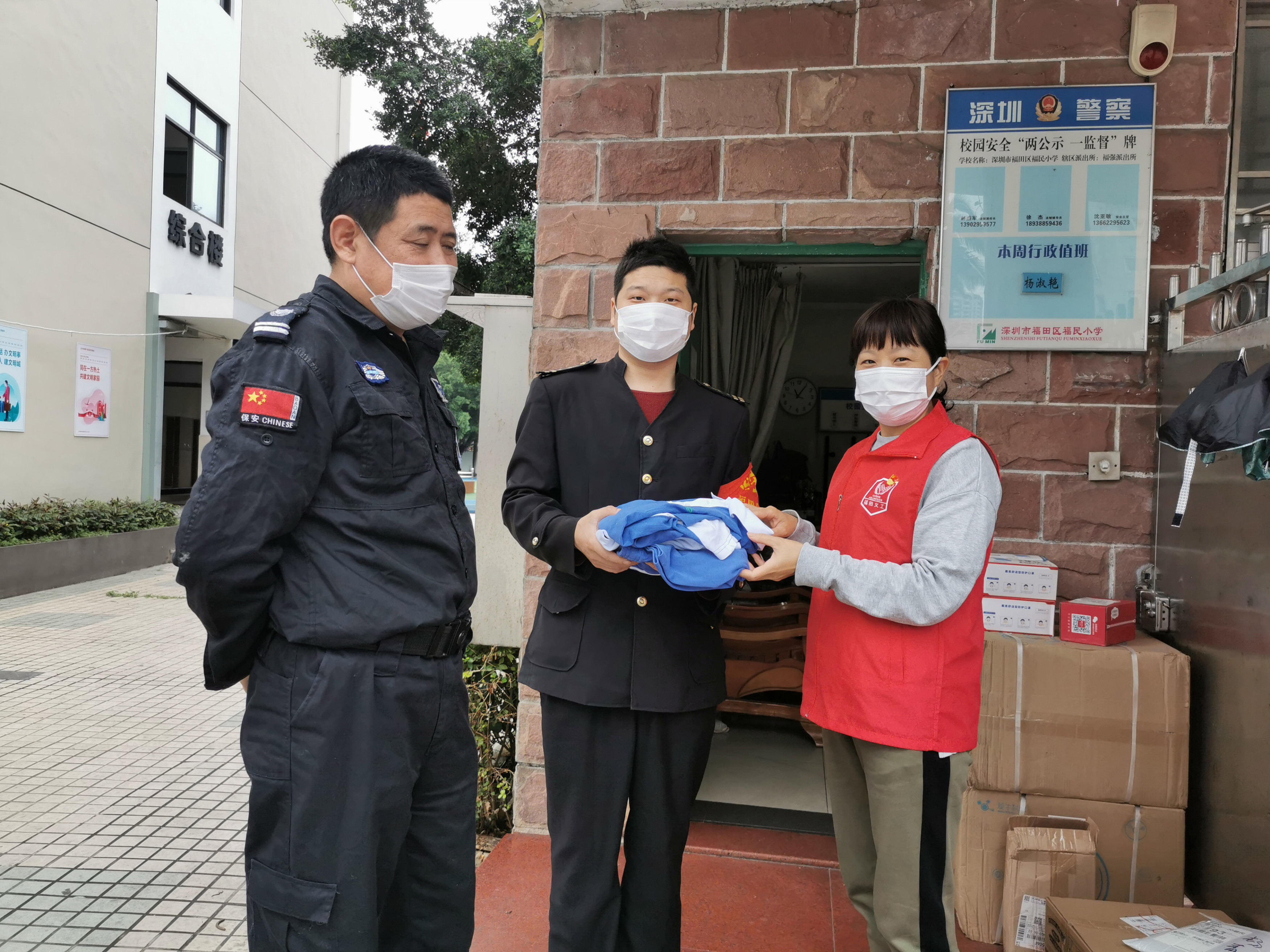 为家乡捐赠抗疫物资,爱心人士捐献抗疫物资