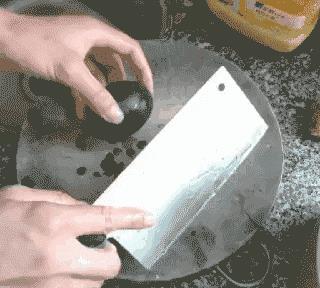 和女朋友吵架了冷战怎么解决,跟女朋友吵架了冷战怎么办