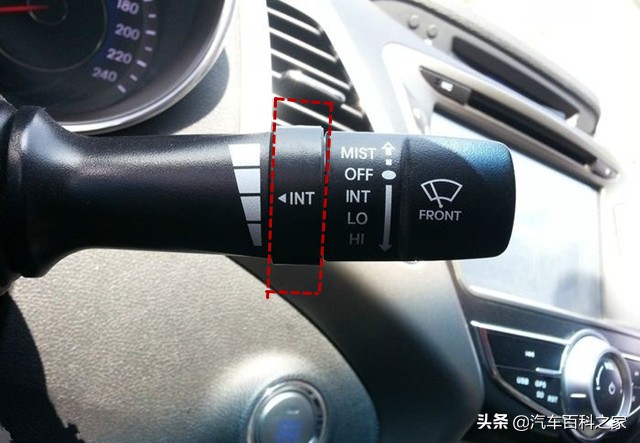 大灯开关和雨刷开关上的功能你都会用吗?晚上不开灯怎么回事?