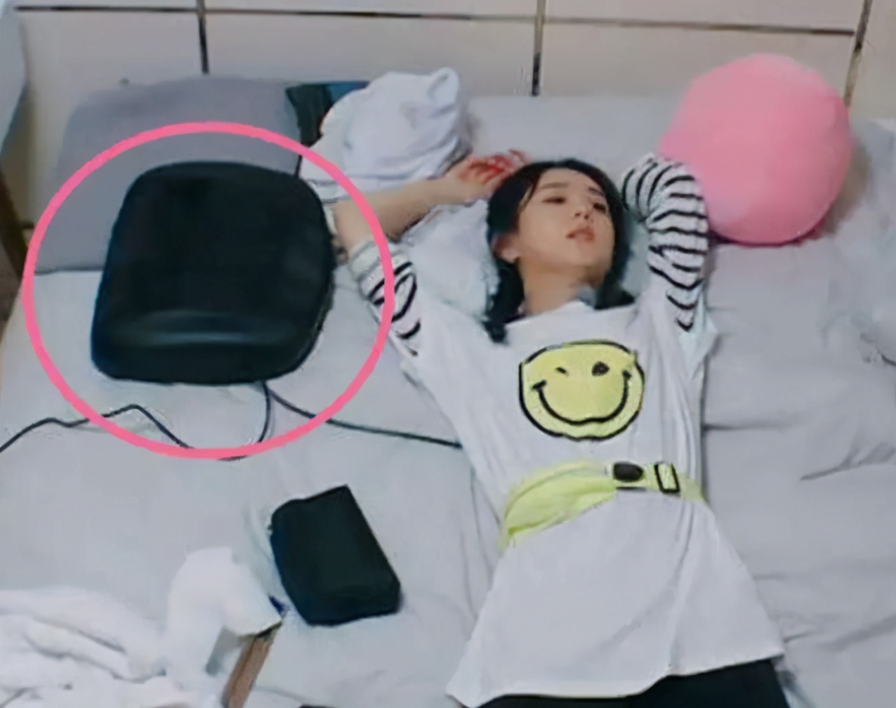 赵小刀卧室曝光,床上“骨盆正骨器”让宝妈红了眼:十生9疼一苦