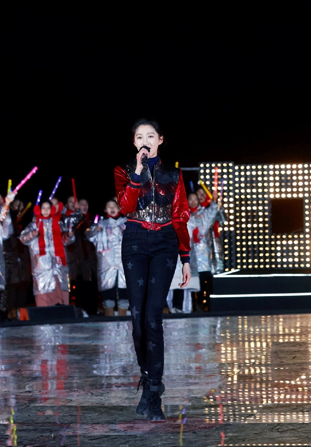 关晓彤穿靴子参加王牌,张若昀关晓彤穿长裙子