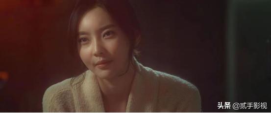 美女屠夫开肉店，生意火爆，警察不要工作，就想进来看一眼老板娘