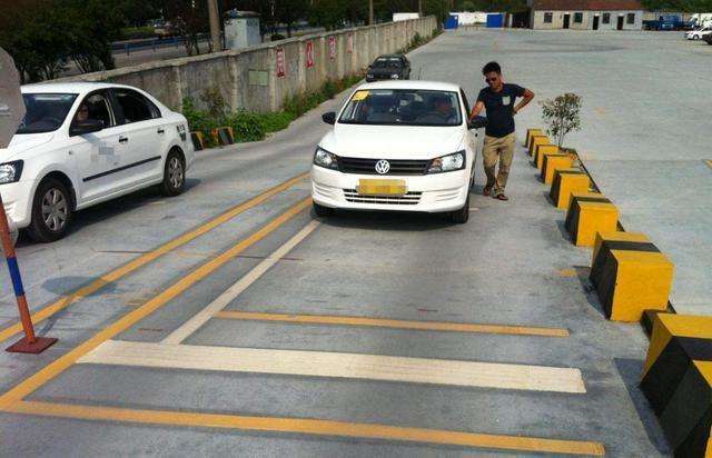 科目二半坡起步不熄火不溜车技巧,科目二考试半坡起步熄火怎样补救