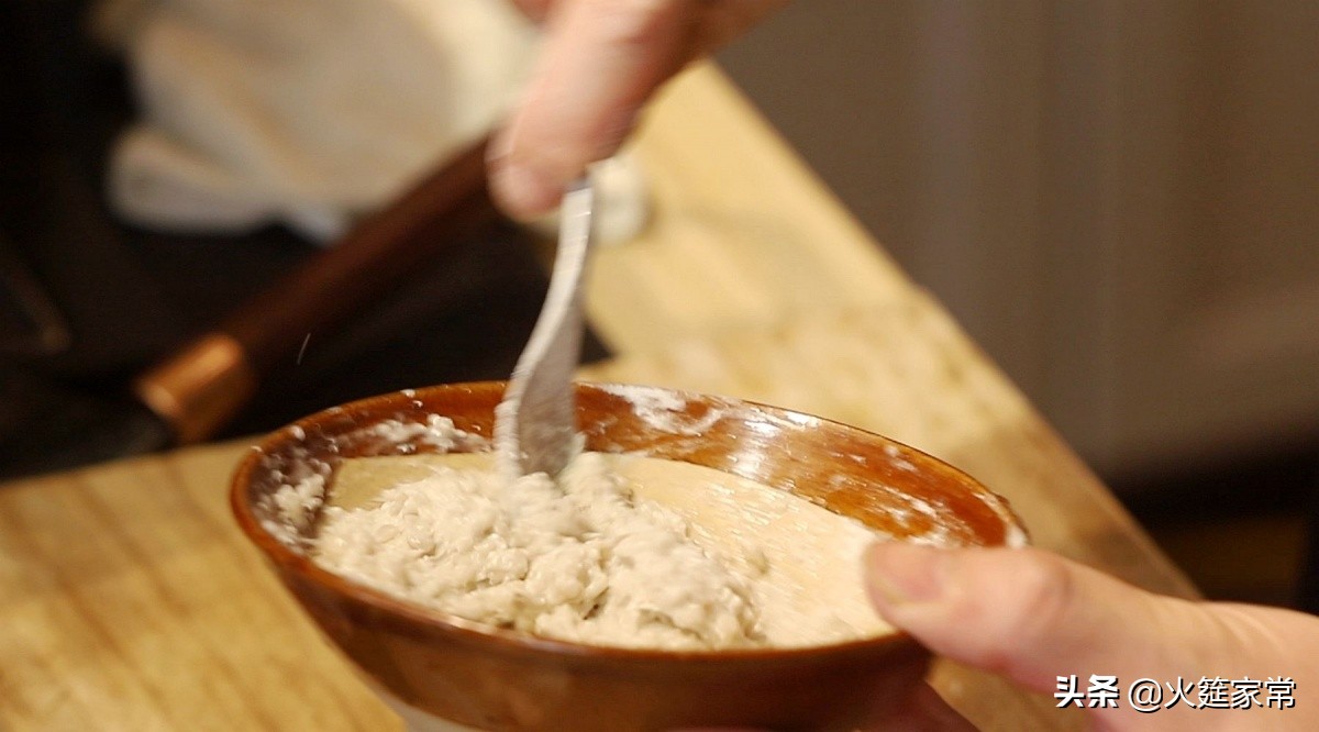 酸菜滑肉汤，老师傅教你肉片爽滑鲜嫩的小窍门，一学就会