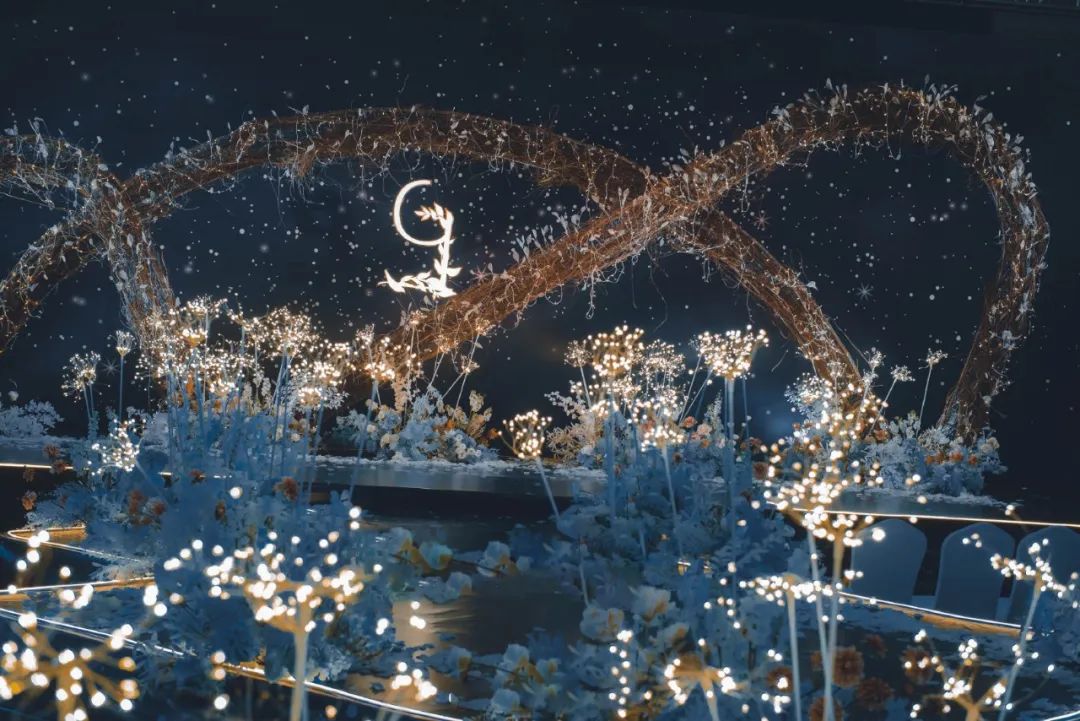 这场静谧梦幻的蓝色星空婚礼,一场神秘浪漫的星空婚礼
