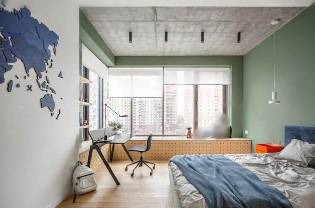 她将两套房子里头打通,客厅大到可以“踢足球”,网友:太豪气了