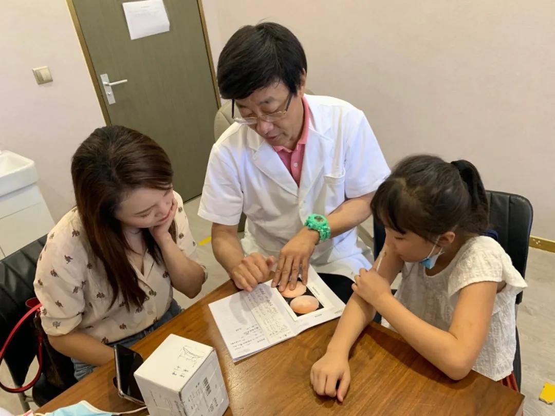 我的天！8岁暖暖竟然150度真性近视了