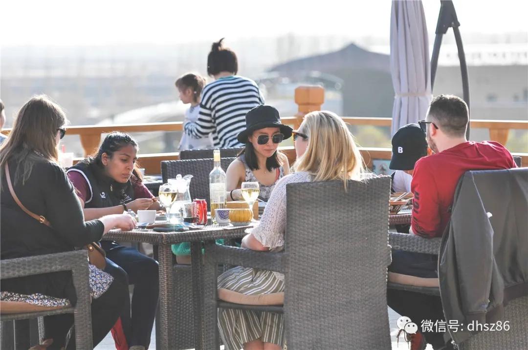 敦煌鸣沙山下百花争艳,甘肃敦煌鸣沙山下杏花枝头春意闹