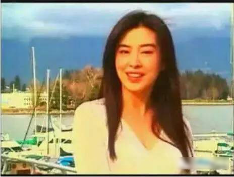 一张照片变身港风女神王祖贤,王祖贤依旧美艳动人